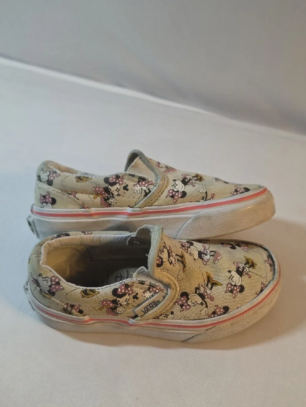 Vans Kids Slip-On Sneakers with Minnie Mouse Print in Cream, Pink and Black